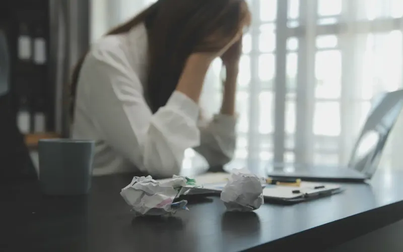 Kobieta zestresowana sytuacją finansową — pomoc w oddłużaniu